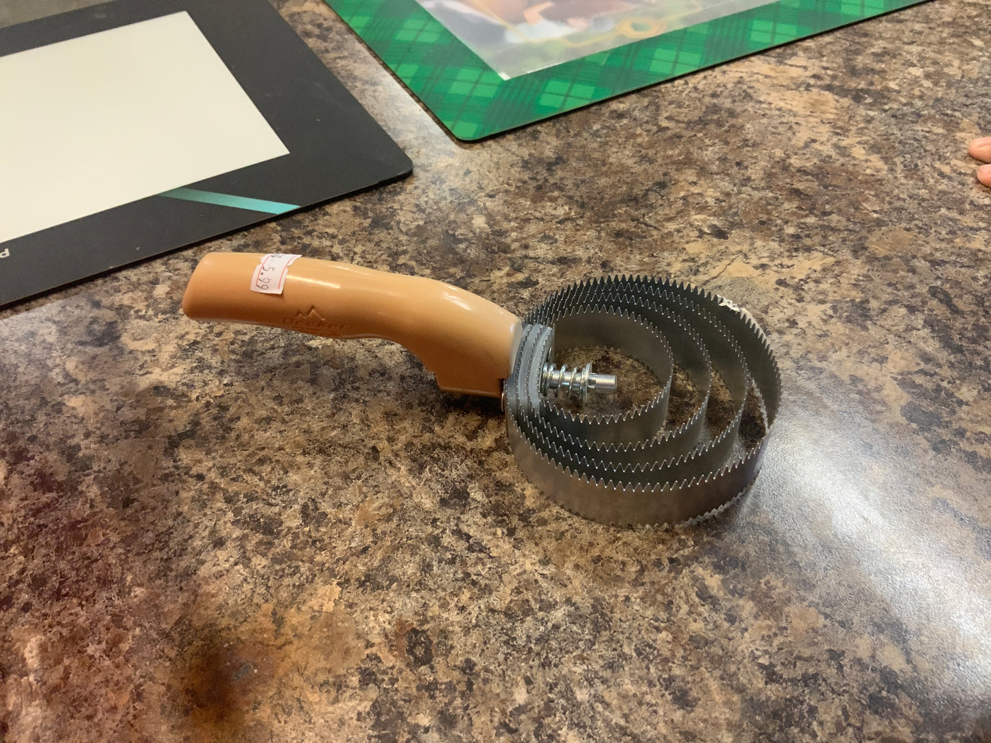 Decker shed blade